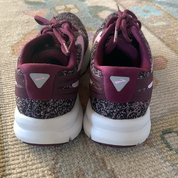 Women’s Brooks Launch 4 tennis shoes - Picture 6 of 7